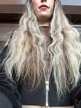 Snapshot of RollDolls chatting on 11/02/25, 05:10 RollDolls online show from 11/02/25, 05:10