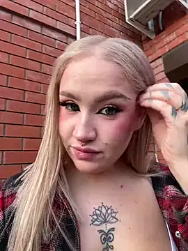 Snapshot of RollDolls chatting on 11/21/25, 05:17 RollDolls online show from 11/21/25, 05:17