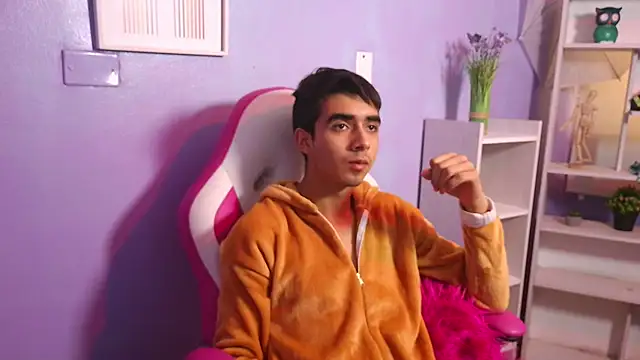 Hottie Guy online show from 10/24/25, 06:15