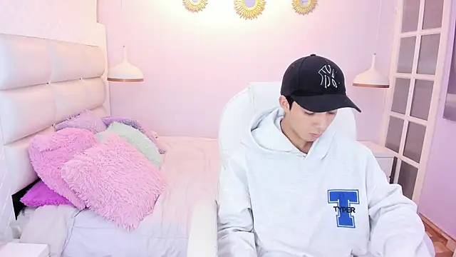 Hottie Guy online show from 11/13/25, 05:56