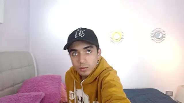 Hottie Guy online show from 11/25/25, 05:46