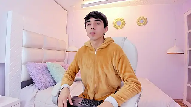 Hottie Guy online show from 12/15/25, 12:09