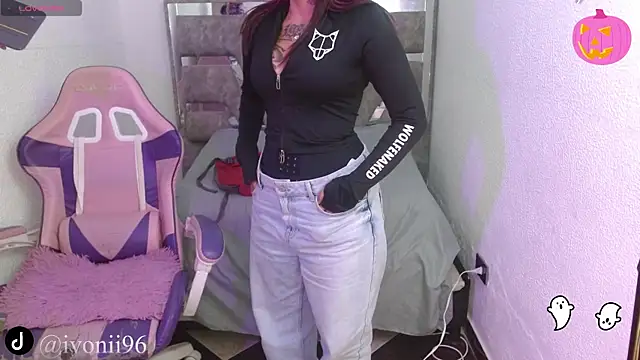 Snapshot of ivoni chatting on 10/28/25, 07:27 ivoni online show from 10/28/25, 07:27