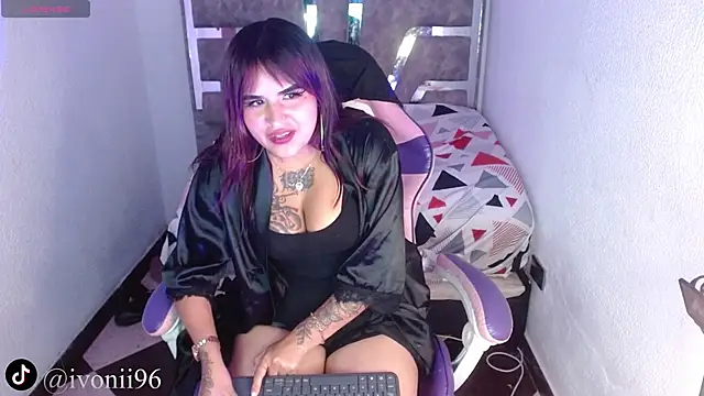 Snapshot of ivoni chatting on 11/21/25, 08:07 ivoni online show from 11/21/25, 08:07