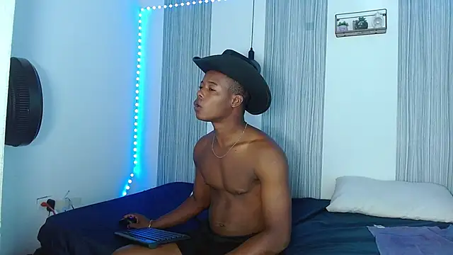 Snapshot of Dark_stallionX chatting on 10/31/25, 02:45 Dark stallionX online show from 10/31/25, 02:45