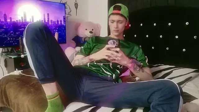 Tyler cat online show from 11/30/25, 02:04