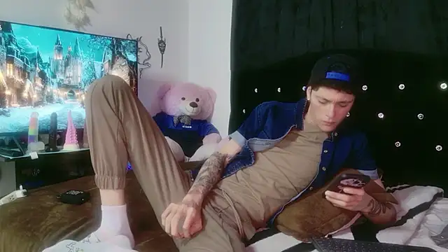 Tyler cat online show from 12/04/25, 03:49