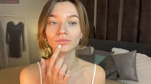 EvaToniz online show from 12/14/25, 01:11