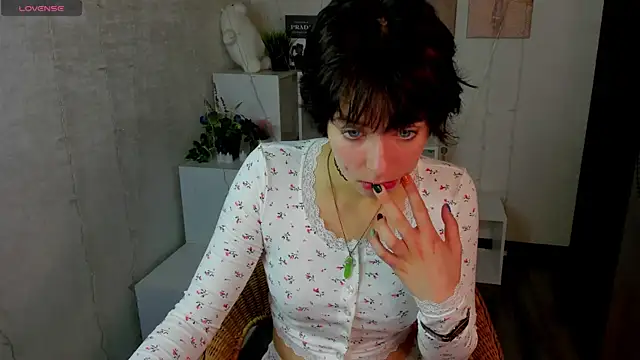 Sara Frayer online show from 10/08/25, 01:03