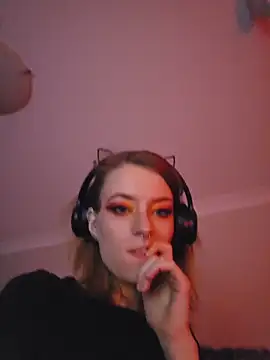 Snapshot of lonely_Cosplay_chick chatting on 10/14/25, 01:34 lonely Cosplay chick online show from 10/14/25, 01:34