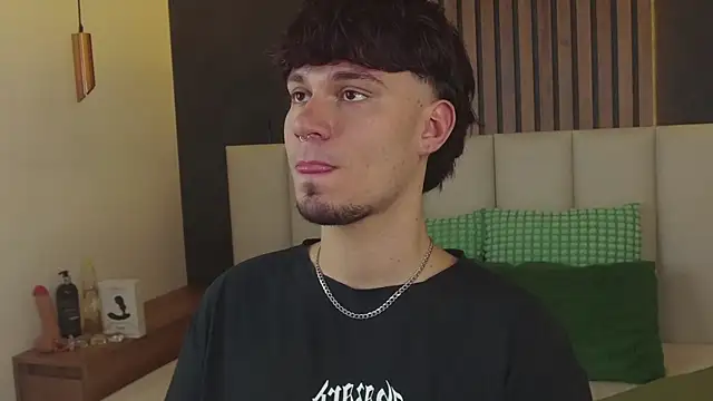 LiamThunder05  online show from 12/02/25, 08:04