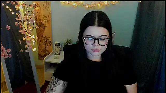 Snapshot of Mona_Esty chatting on 02/24/26, 08:45 Mona Esty online show from 02/24/26, 08:45