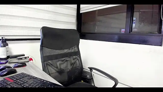 Snapshot of Xander_Taylor_ chatting on 10/24/25, 05:04 Xander Taylor online show from 10/24/25, 05:04