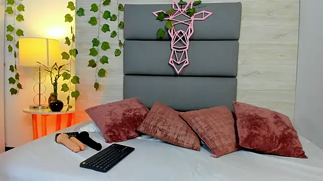 Snapshot of MarianaMiller1 chatting on 10/21/25, 03:51 MarianaMiller1 online show from 10/21/25, 03:51