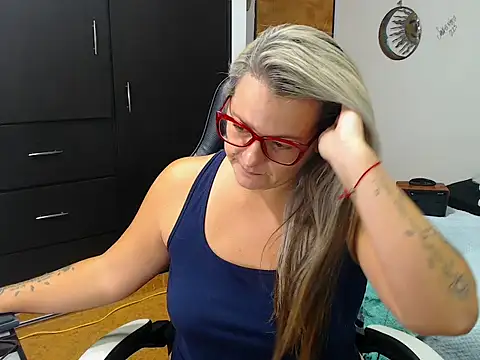 perlagoloza05 online show from 10/16/25, 02:01