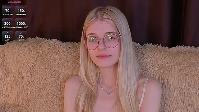 Snapshot of MonicaShiny chatting on 10/17/25, 06:10 MonicaShiny online show from 10/17/25, 06:10