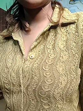 Snapshot of Laura_43 chatting on 11/07/25, 07:36 Laura 43 online show from 11/07/25, 07:36