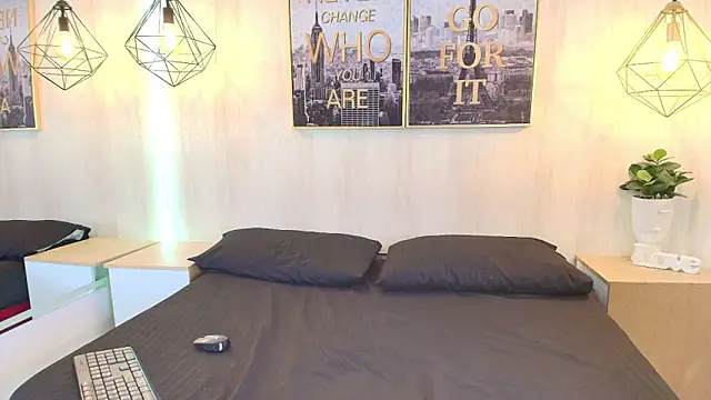 Juliie coper online show from 10/16/25, 12:28