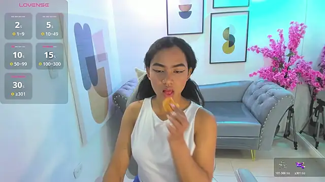 Juliie coper online show from 11/11/25, 12:38