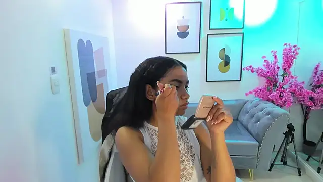 Juliie coper online show from 11/12/25, 12:49