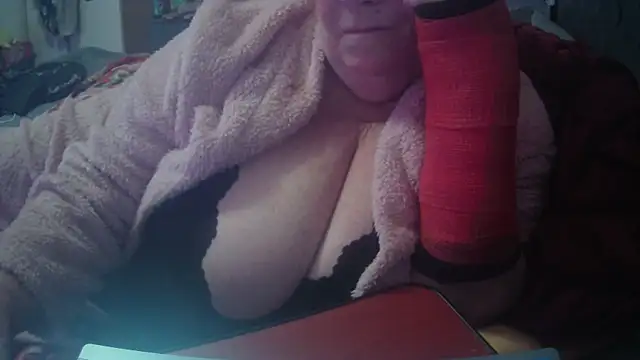 Snapshot of Playful_MILF_Demi chatting on 10/18/25, 12:57 Playful MILF Demi online show from 10/18/25, 12:57