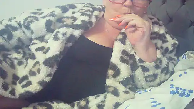 Playful MILF Demi online show from 03/28/26, 11:59