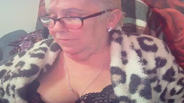 Playful MILF Demi online show from 04/22/26, 09:49