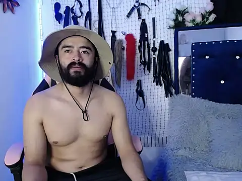 Snapshot of Aron_and_Queen_Annie chatting on 11/15/25, 01:25 Aron and Queen Annie online show from 11/15/25, 01:25