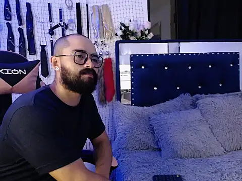 Snapshot of Aron_and_Queen_Annie chatting on 11/23/25, 02:22 Aron and Queen Annie online show from 11/23/25, 02:22