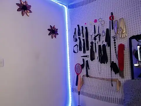 Snapshot of Aron_and_Queen_Annie chatting on 12/05/25, 09:00 Aron and Queen Annie online show from 12/05/25, 09:00