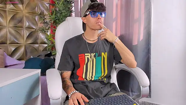 Snapshot of imsammytop chatting on 10/21/25, 01:23 imsammytop online show from 10/21/25, 01:23