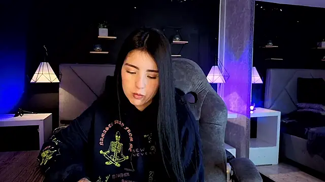 Snapshot of giapearl25 chatting on 11/06/25, 01:45 giapearl25 online show from 11/06/25, 01:45