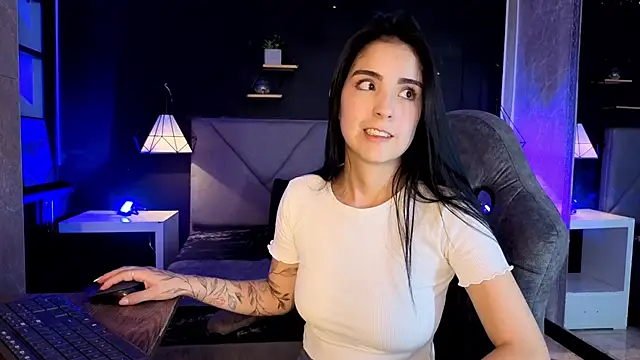 Snapshot of giapearl25 chatting on 11/12/25, 01:39 giapearl25 online show from 11/12/25, 01:39