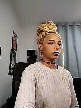 Snapshot of Helenoir chatting on 05/15/26, 12:12 Helenoir online show from 05/15/26, 12:12