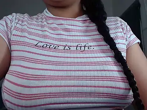 Snapshot of Agatha_milk24 chatting on 10/17/25, 02:30 Agatha milk24 online show from 10/17/25, 02:30