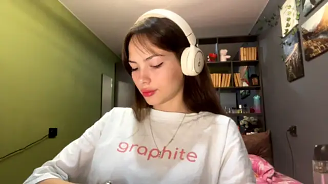 Snapshot of MysticAlisa chatting on 10/04/25, 10:35 MysticAlisa online show from 10/04/25, 10:35