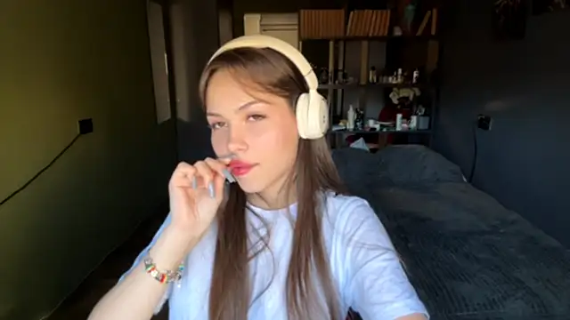 Snapshot of MysticAlisa chatting on 10/21/25, 05:08 MysticAlisa online show from 10/21/25, 05:08