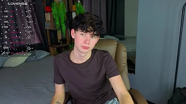 Snapshot of Cute_Mike chatting on 10/17/25, 07:00 Cute Mike online show from 10/17/25, 07:00