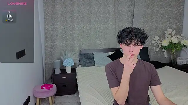 Snapshot of Cute_Mike chatting on 12/03/25, 07:45 Cute Mike online show from 12/03/25, 07:45