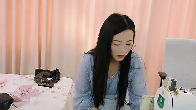 Snapshot of CCOO520 chatting on 11/06/25, 04:13 CCOO520 online show from 11/06/25, 04:13