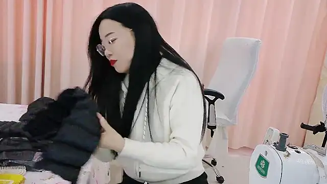 Snapshot of CCOO520 chatting on 11/09/25, 08:34 CCOO520 online show from 11/09/25, 08:34