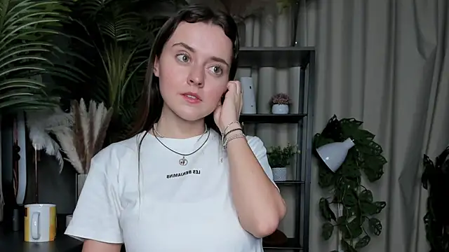 ThelmaJusto online show from 10/20/25, 03:45