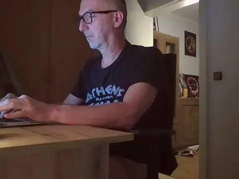 Snapshot of SilkenQuip chatting on 10/06/25, 06:38 SilkenQuip online show from 10/06/25, 06:38