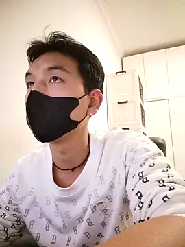 Snapshot of xqcbb_10 chatting on 10/13/25, 05:02 xqcbb 10 online show from 10/13/25, 05:02