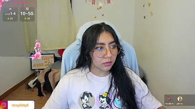 Snapshot of LoveLyy- chatting on 10/15/25, 09:04 LoveLyy- online show from 10/15/25, 09:04