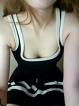 Snapshot of LylyCii6969 chatting on 10/12/25, 04:00 LylyCii6969 online show from 10/12/25, 04:00