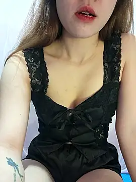 Snapshot of LylyCii6969 chatting on 12/15/25, 11:31 LylyCii6969 online show from 12/15/25, 11:31