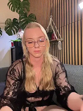 Snapshot of LinaLeana chatting on 03/01/26, 05:59 LinaLeana online show from 03/01/26, 05:59