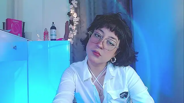 Snapshot of zora_blue777 chatting on 10/16/25, 12:00 zora blue777 online show from 10/16/25, 12:00