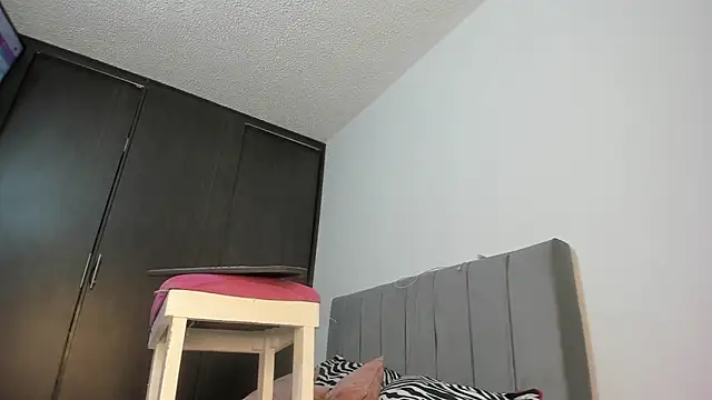 Snapshot of emy_collyns chatting on 10/17/25, 02:48 emy collyns online show from 10/17/25, 02:48